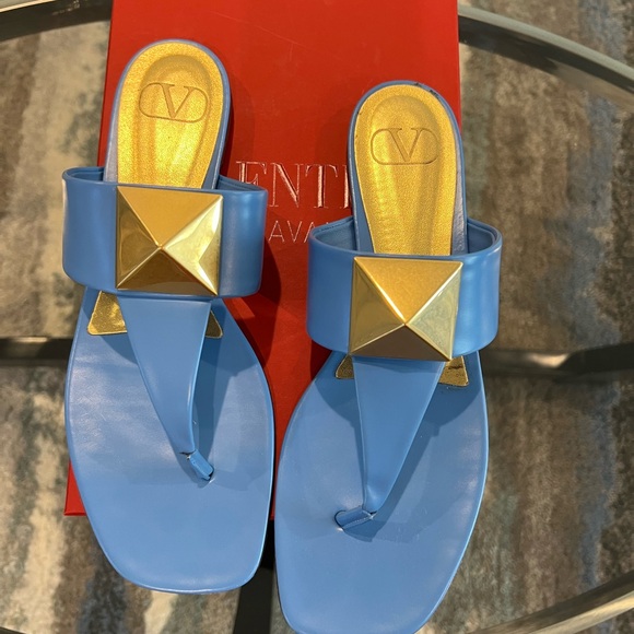Valentino Garavani One Stud Thong Sandal. Size 40. Dust bags and Box included. - Picture 9 of 9